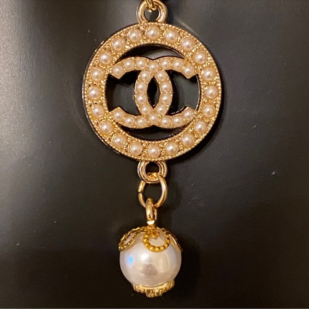 CHANEL Gold-Tone Double CC Pearl Drop Pendant - Picture 3 of 12